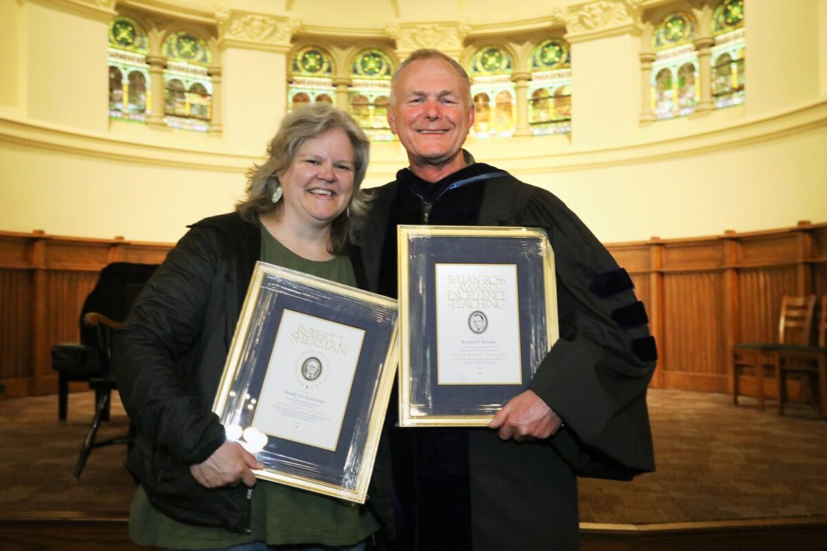 Staff and faculty member receive award